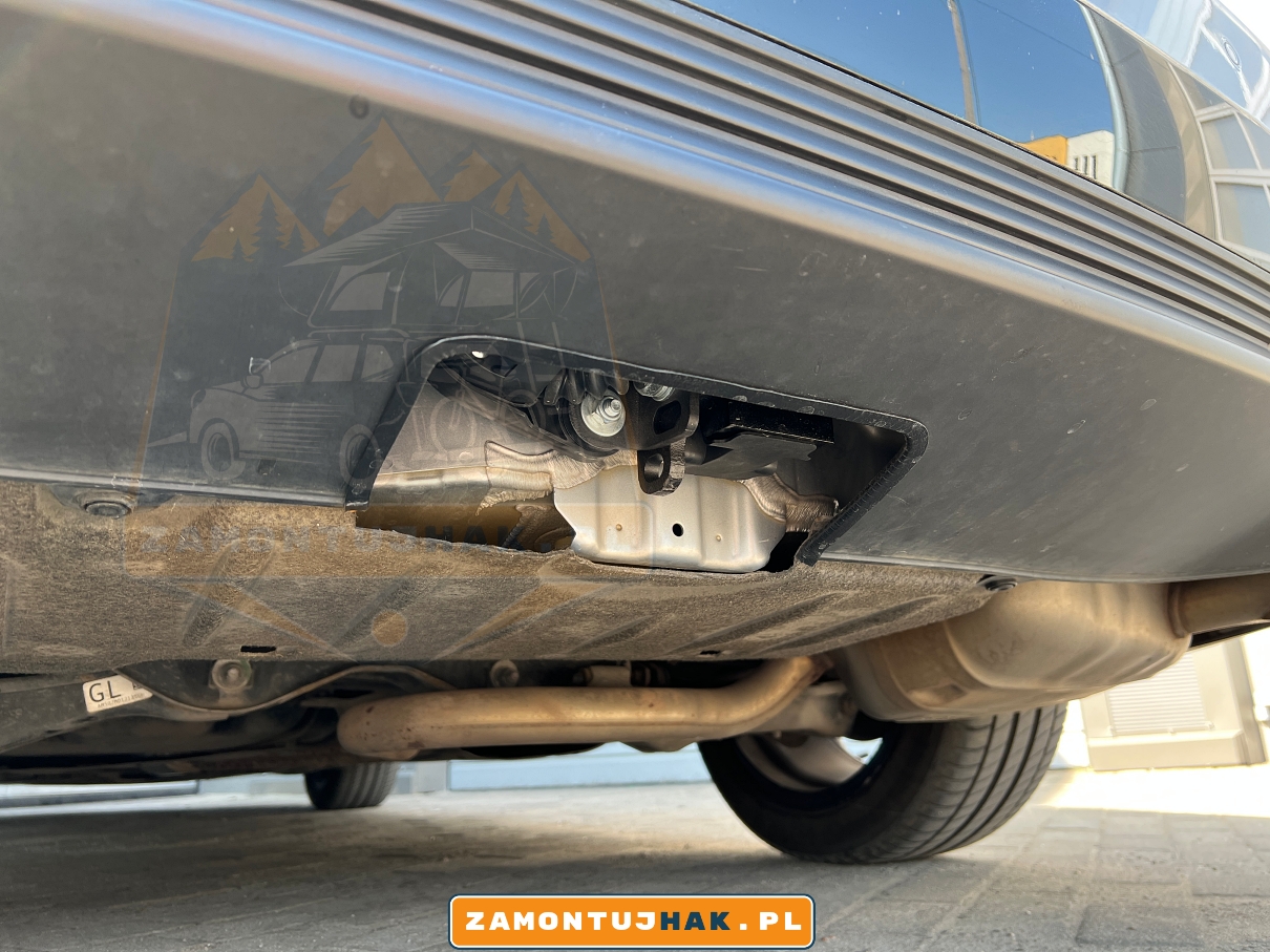 Zdjęcie przedstawia głowicę haka holowniczego oraz wycięcie w zderzaku w samochodzie Honda Civic 